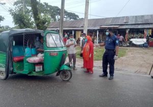 স্বাস্থ্যবিধি না মানায় ফেঞ্চুগঞ্জে মোবাইল কোর্টের মাধ্যমে জরিমানা