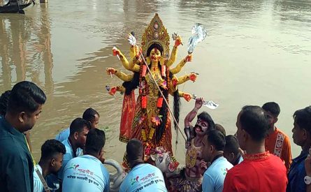 চোখের জলে সিলেটে প্রতিমা বিসর্জন
