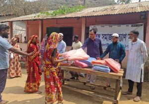চা শ্রমিকদের মাঝে কম্বল বিতরণ করল তরঙ্গ সমাজ কল্যাণ সংস্থা