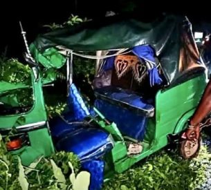 গোলাপগঞ্জে পিকআপ ভ্যানের ধাক্কায় অটোরিকশা যাত্রী নিহত, স্ত্রী-সন্তান আহত গোলাপগঞ্জে পিকআপ ভ্যানের ধাক্কায় অটোরিকশা যাত্রী নিহত, স্ত্রী-সন্তান আহত