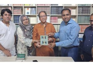 অভ্র প্রকাশনে বিচারপতি খিজির আহমেদ চৌধুরী : বই মানুষকে শুধু জ্ঞানী নয়, মানবিকও করে তোলে