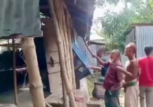 ছেলেকে জিম্মি করে মাকে সংঘবদ্ধ ধর্ষণ, ৪ আসামির বাড়িতে ভাঙচুর-আগুন