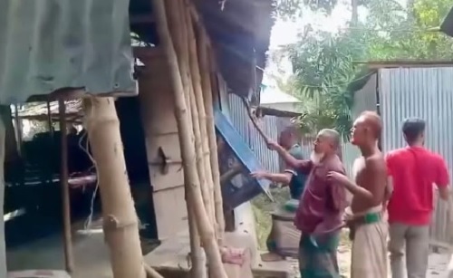 ছেলেকে জিম্মি করে মাকে সংঘবদ্ধ ধর্ষণ, ৪ আসামির বাড়িতে ভাঙচুর-আগুন